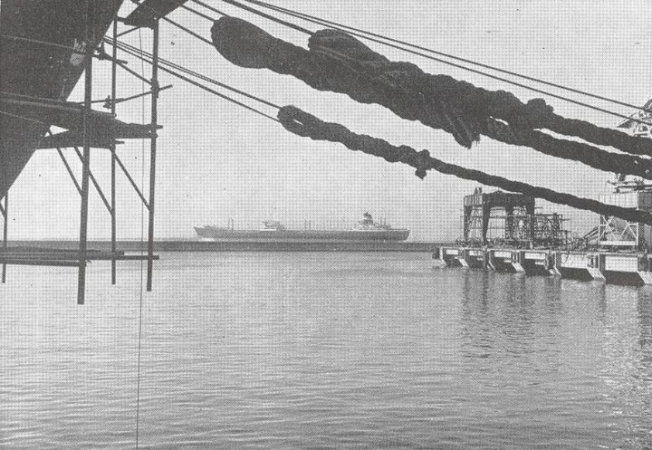 p. 2, la turbocisterna "Purfina Italia" esce in mare aperto per la prima volta il 6 ottobre 1956